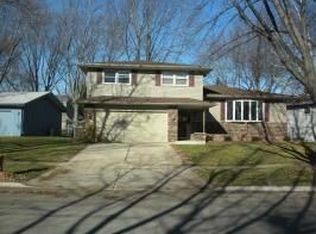 82 Lockman Cir, Elgin, IL 60123