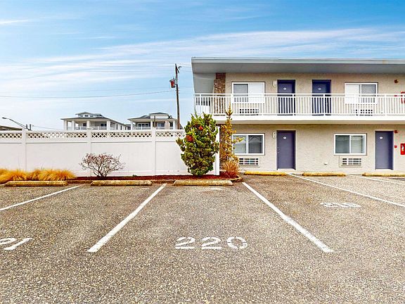 3rd image of 900 Wesley Ave #220