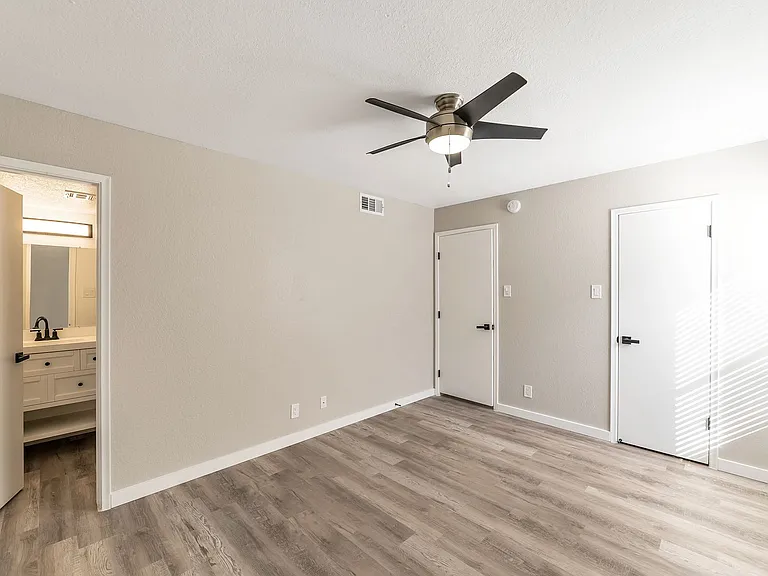 2726 E Beck Ln — Photo 9