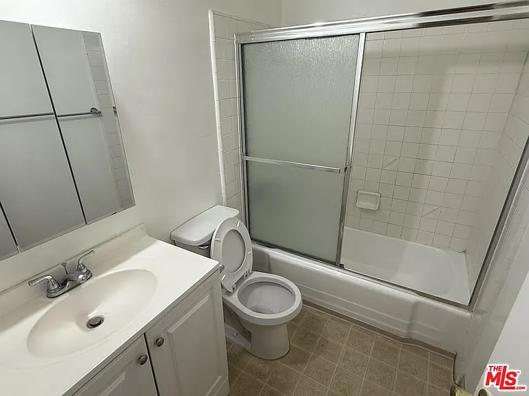 18444 Collins St #4 — Photo 12