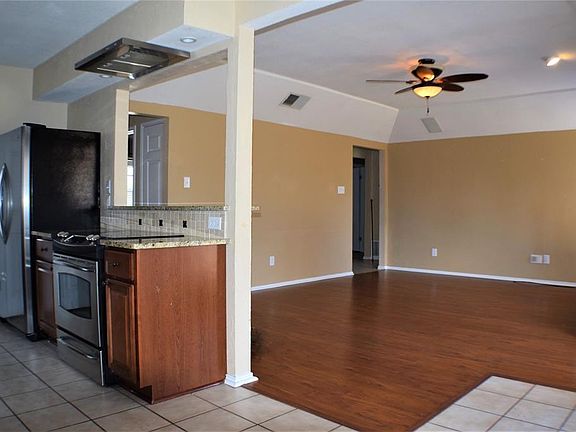 4th image of 209 Windcrest Dr