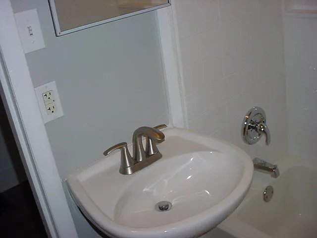 NEW TOB-SHOWER IN BATHROOM