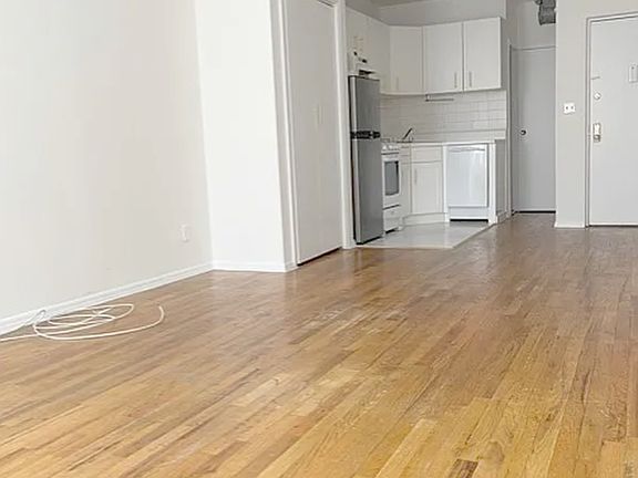 3rd image of 231 W 19th St APT 12