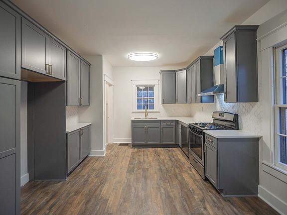 4th image of 218 1st Ave