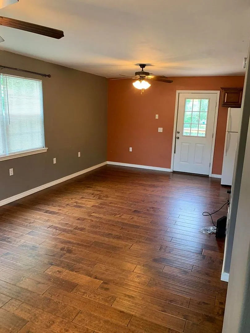 Come take a look at this cute 3 bedroom 1.5 bathroom home! — Photo 2