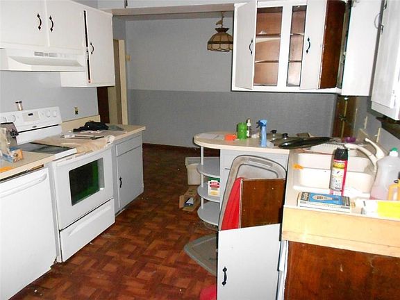 2nd image of 1194 Malvina Ave