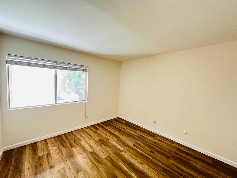1001 W Macarthur Blvd #110 — Photo 12