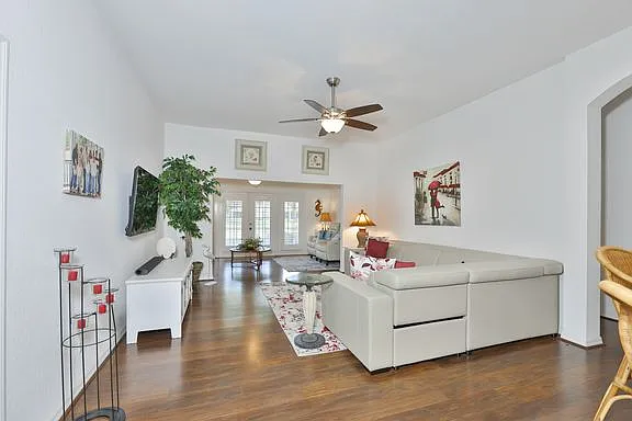 2 bed, 224 sqft, $2,850 — Photo 2