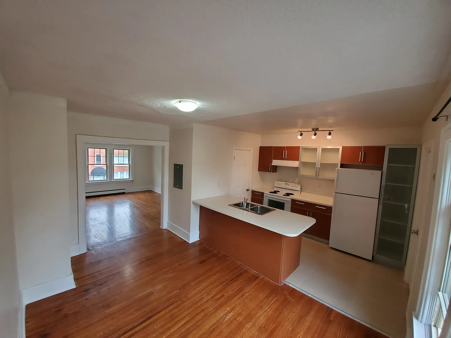 2 bed, 850 sqft, $1,600 — Photo 4