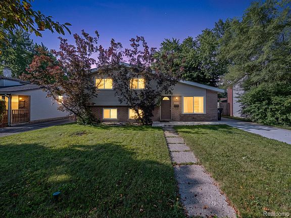 2nd image of 30933 Grandview Ave
