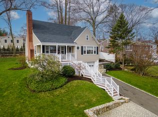 241 Knollwood Dr, Fairfield, CT 06824