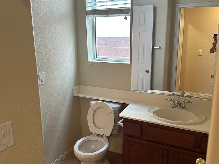 11453 Diveley Ave — Photo 16