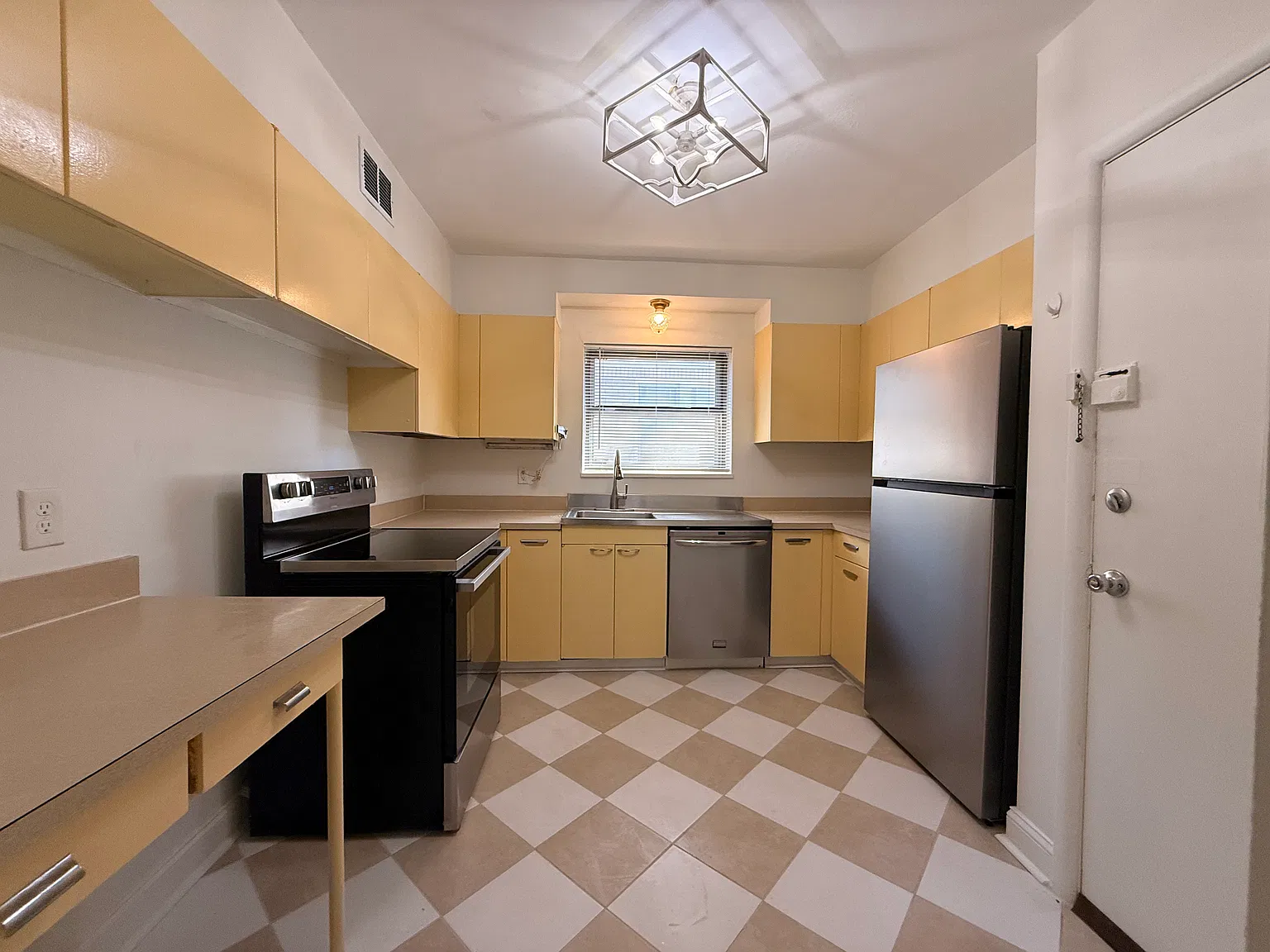 3 bed, 1.5 bath, 1320 sqft, $1,350 — Photo 3