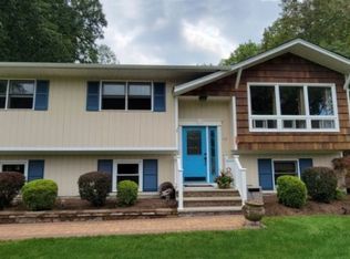 10 Manu Trl, Andover, NJ 07821