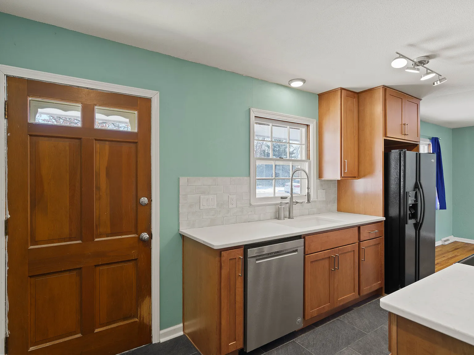 4 bed, 2.5 bath, 2397 sqft, $2,200 — Photo 3
