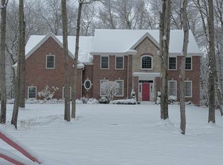 2384 E Cardinal Dr, Midland, MI 48642