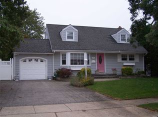47 Iroquois St E, Massapequa, NY 11758