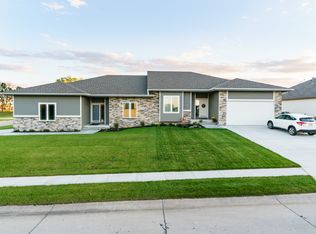 2615 Aberdeen Dr, Papillion, NE 68133