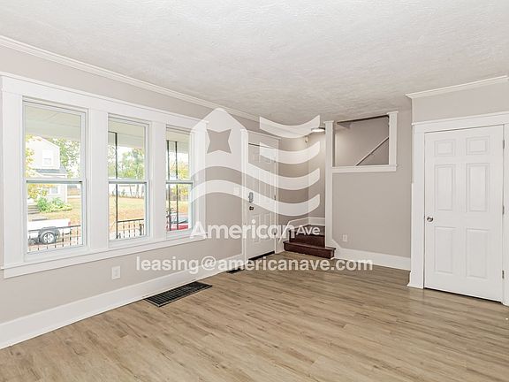 812904_003_living_room_4.jpg