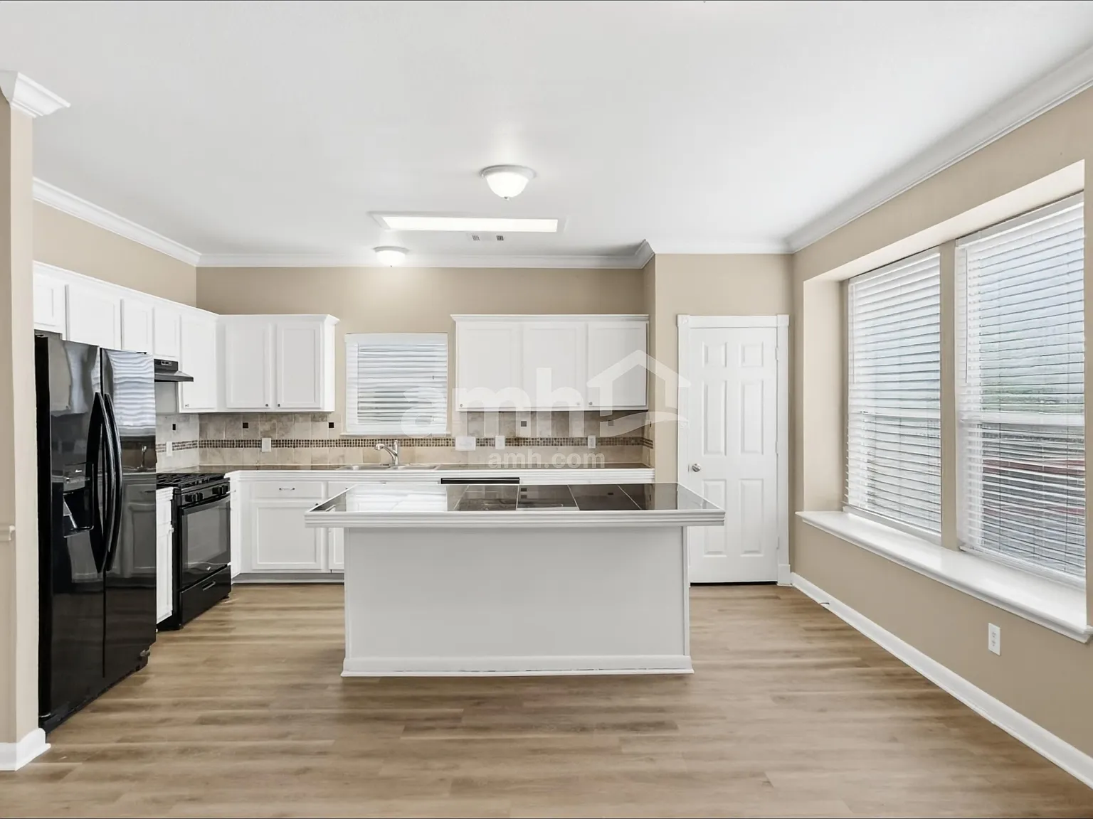 4 bed, 2.5 bath, 2164 sqft, $2,270 — Photo 4