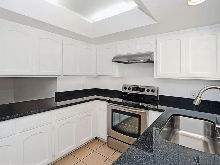 2604 S Cottonwood Dr — Photo 5