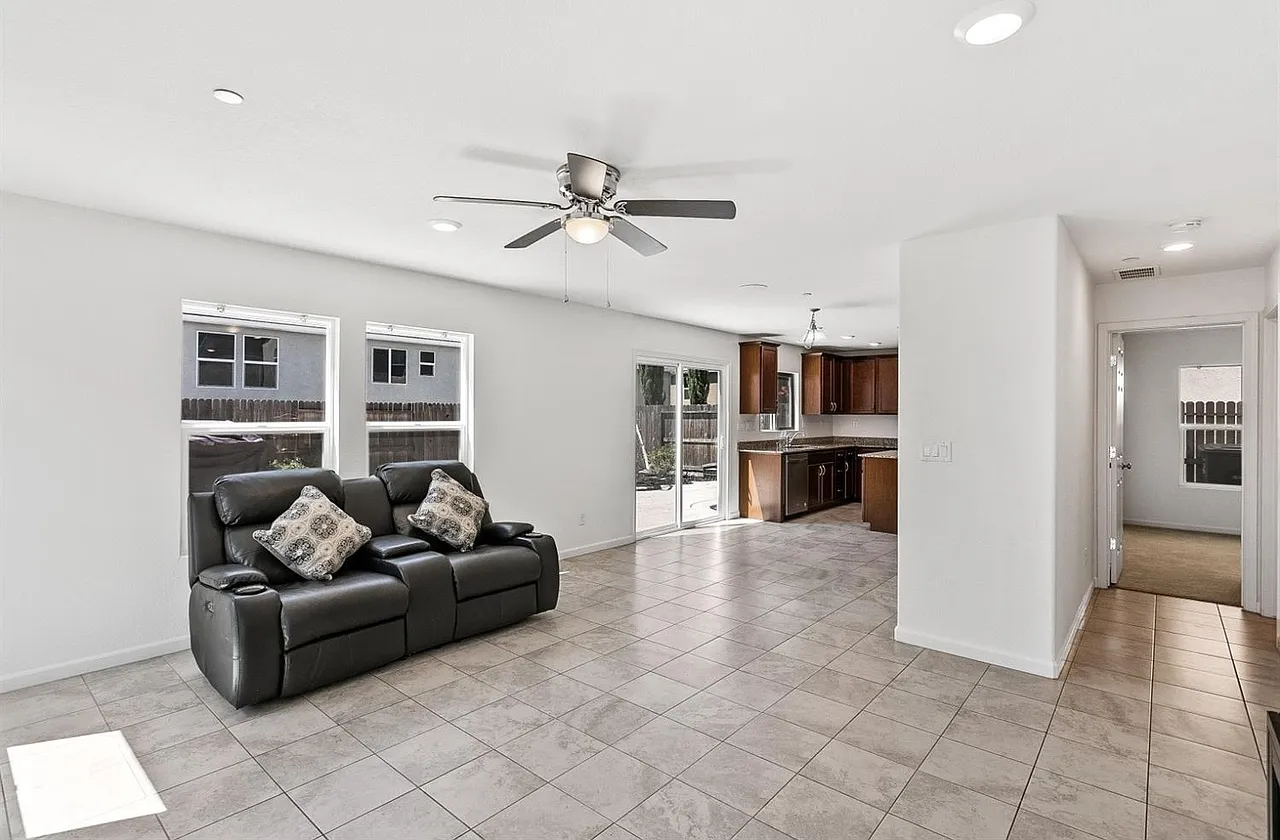 4 bed, 2591 sqft, $3,100 — Photo 3