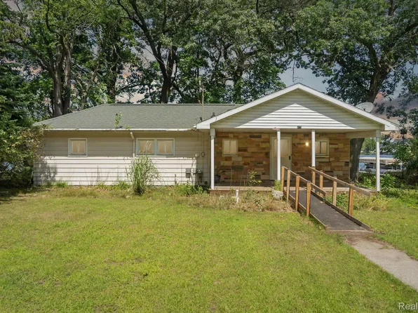 2296 Grove Park Rd, Fenton, MI 48430