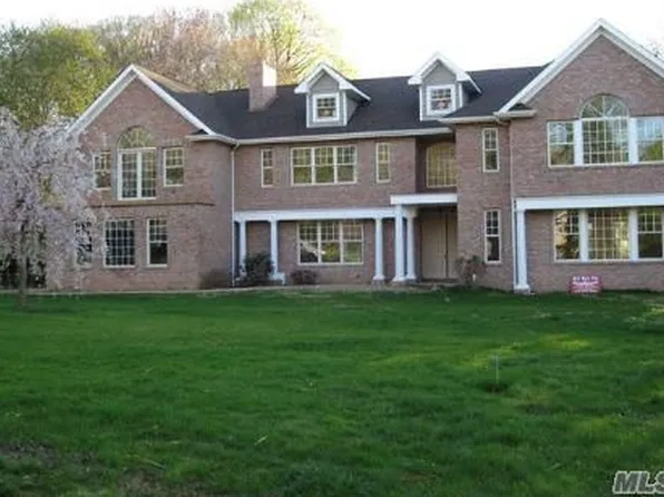 6 Pine Dr, Woodbury, NY 11797