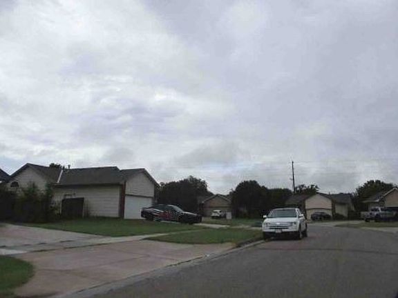 Exterior Neighborhood (street photo)