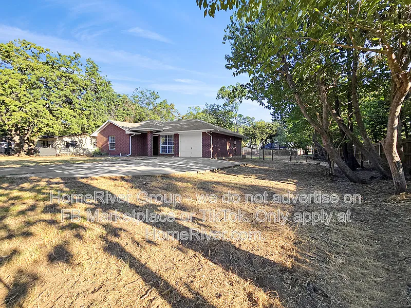 3 bed, 1.0 bath, 1007 sqft, $1,650 — Photo 2