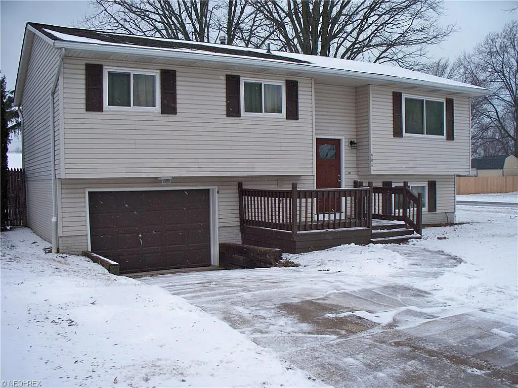 906 Stark St photo 1