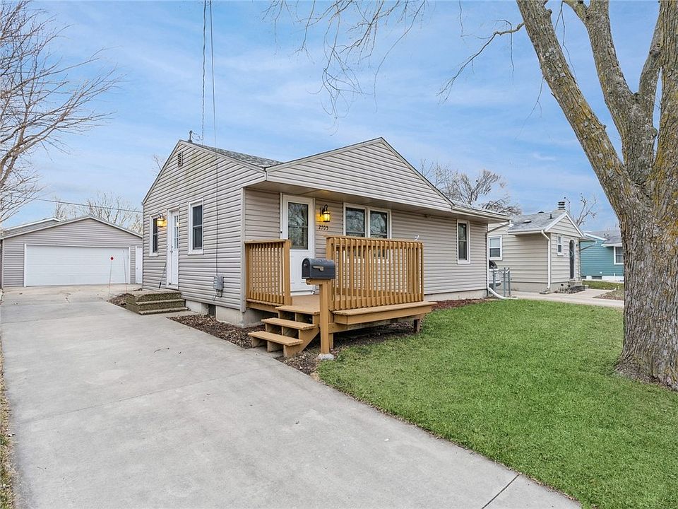 2705 E 38th Ct, Des Moines, IA 50317 | Zillow