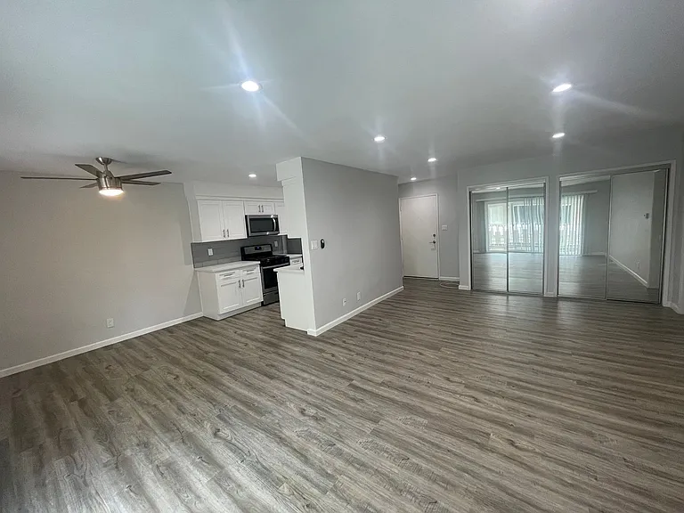 350 N Crescent Drive — Photo 6