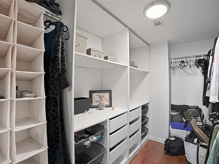 54 Rainey St #1018 — Photo 19