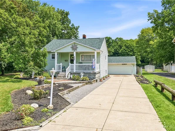 959 Beechwood Dr, Girard, OH 44420