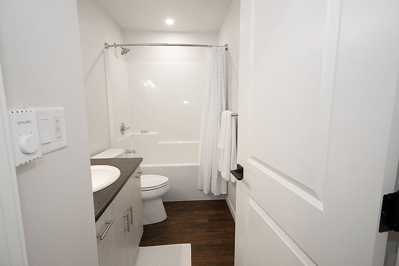 Winnipeg Apartment for rent - 4 Bedrooms — photo 24