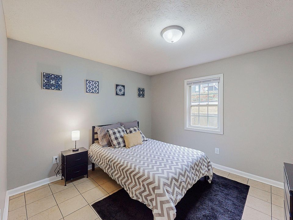 -Full bed
*Bedding not included