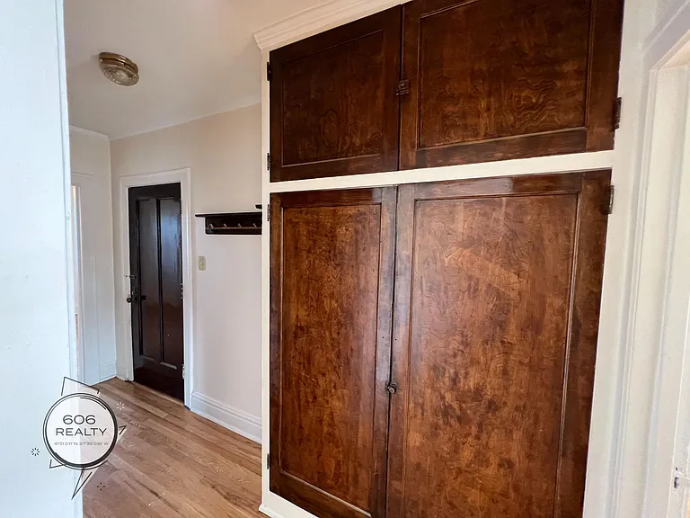 Bright and Sunny Forest Park Apts! — Photo 20