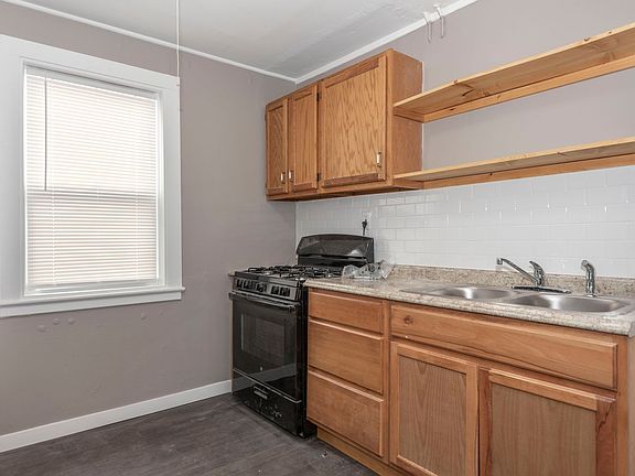 4th image of 733 W 1st St