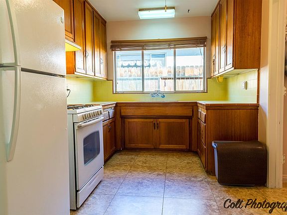 3rd image of 2208 Greenwood Dr