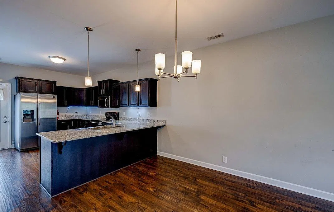3 bed, 1623 sqft, $1,999 — Photo 2