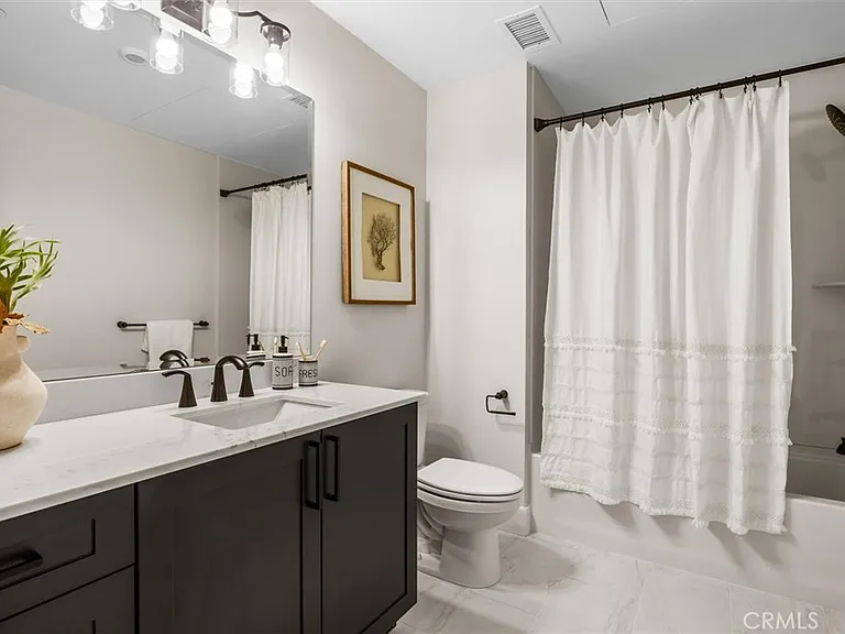 401 W Grand Ave #202 — Photo 26