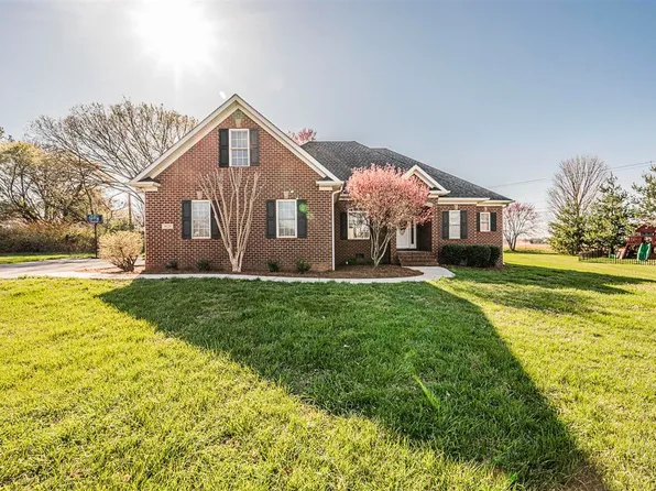 3628 Summer Breeze Ct, Bowling Green, KY 42104