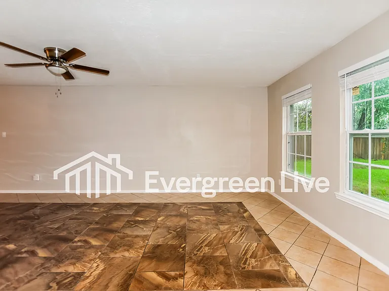 803 Catherine Ln — Photo 3