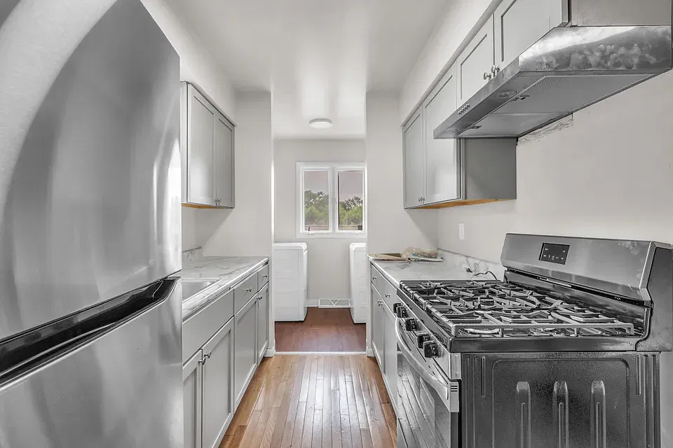 2 bed, 936 sqft, $1,695 — Photo 3