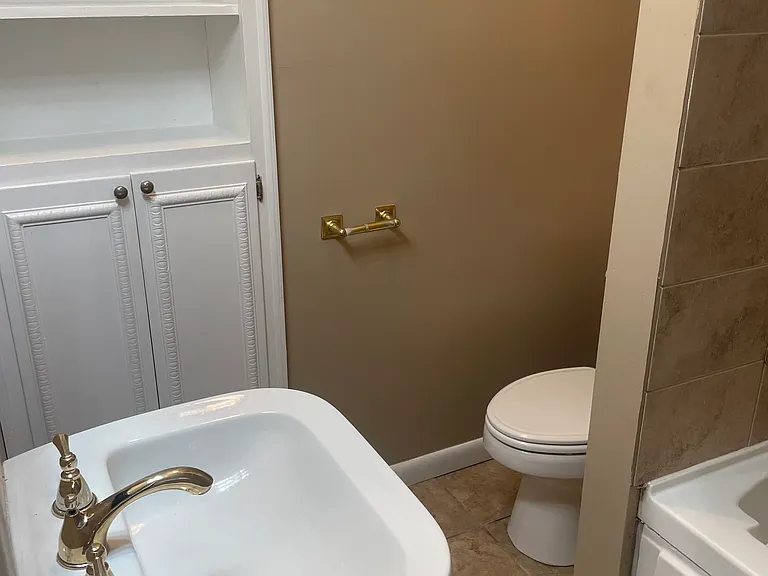 105 Suburban Dr — Photo 8