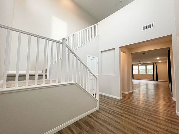 4th image of 8467 Vacarez Dr