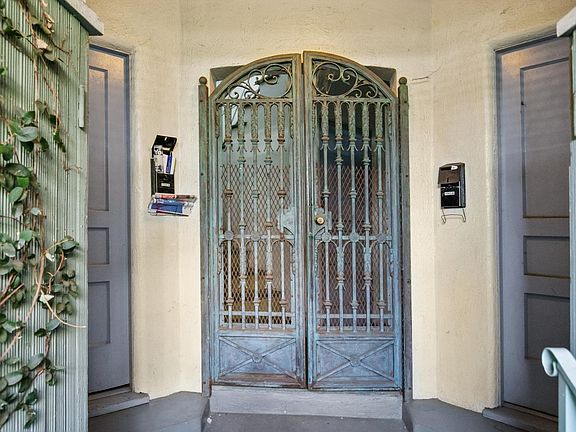 4th image of 1323 N Olive Dr #39B