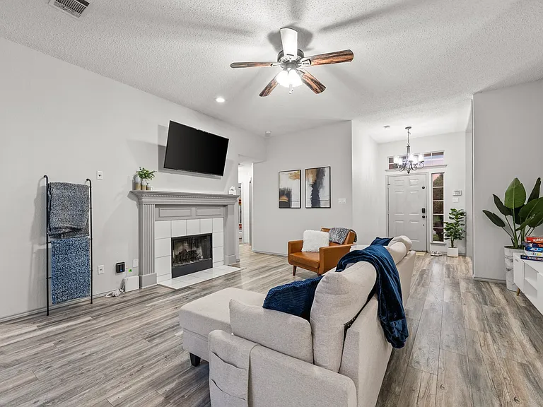 10313 Samantha Dr — Photo 3