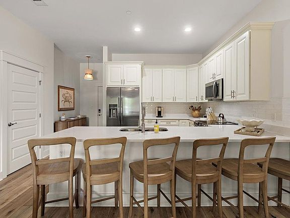 3rd image of 124 Court St #201